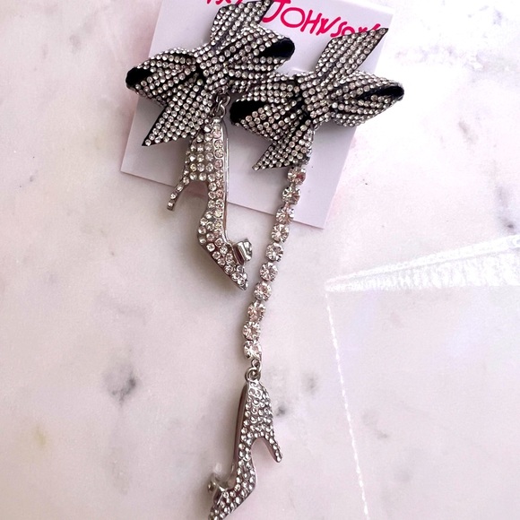 New Betsey Johnson BETSEYS HOLIDAY MISMATCH PUMP EARRINGS - Picture 5 of 9